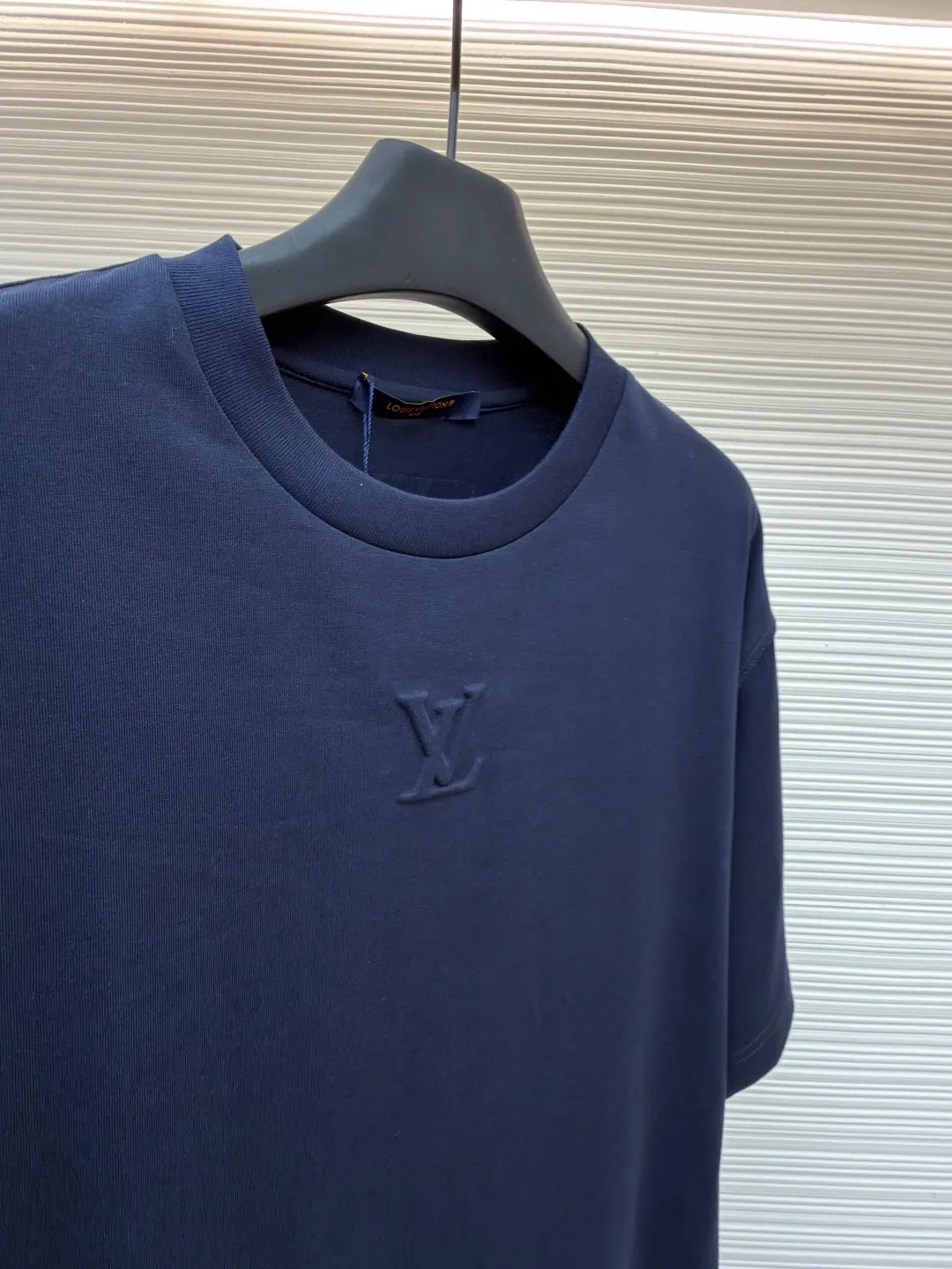LOUISVUITTON embossed small label T-shirt ●Authentic product: 4989. Purchased and developed ●Item number: 1682264-A00 ●Fabric: pure cotton fabric ●Technology: embossed production ●Version: fitted version ●Weight: about 305 grams ●Size: XS-S-M-L ●Description: Fabric is 40S/2 Double-strand smooth cotton plain weave, dust-free wool processing; matching 40s single-strand combed cotton, 280g cylindrical machine rib. The front panel is stamped and filled. After low-temperature stamping with a steel stamp, the inside is filled with foam cotton. The bottom surface is directly sealed with low-temperature hot melt glue at 80 degrees Celsius. The integrated machine operation makes the relief pattern three-dimensional and full and stylish. High-quality products require natural and beautiful products. The overall wiring is straight and delicate, the fabric is comfortable and soft, and the color is consistent without color difference. It can be matched with the same style to create a fashionable look and control various occasions. Customized accessories, complete with three standards, same style for men and women!